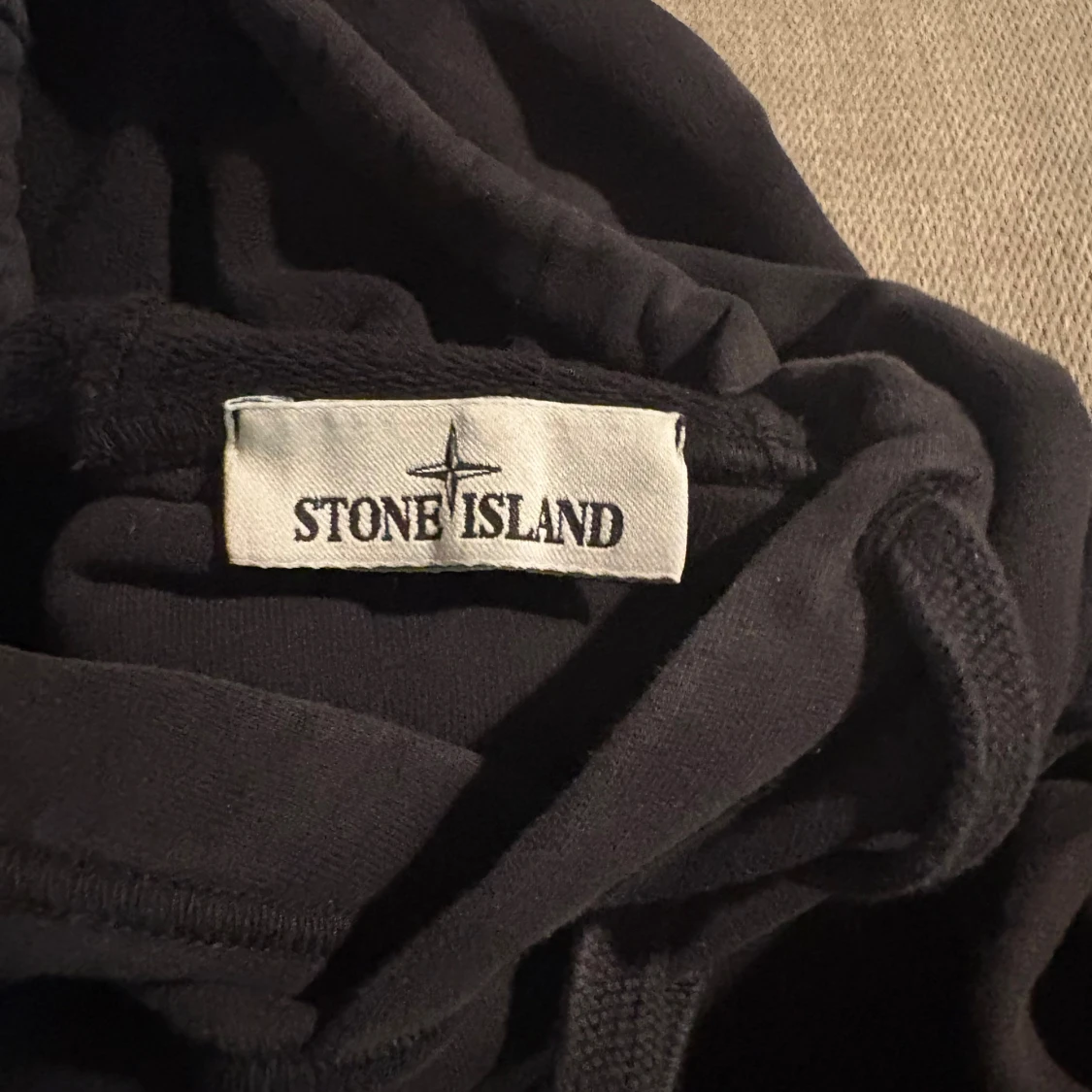 Svart hoodie från Stone Island - 2