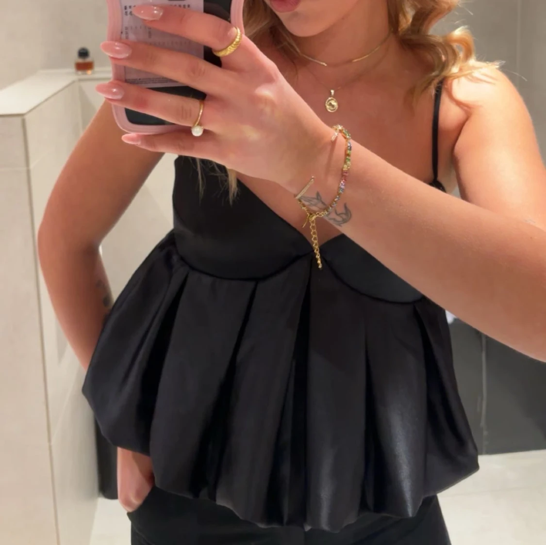 Svart satin linnetopp med volang