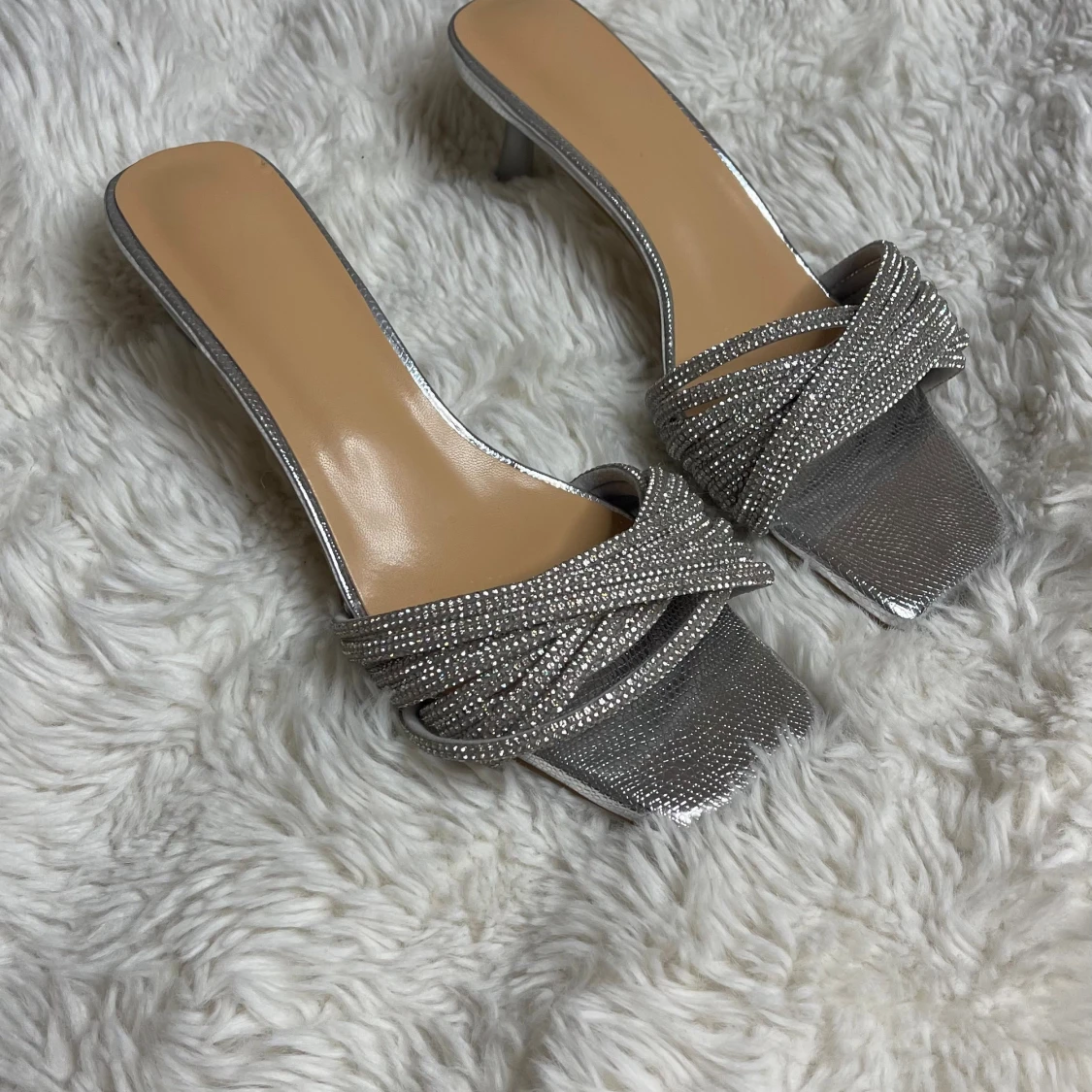 Glittriga silverfärgade låga klackar