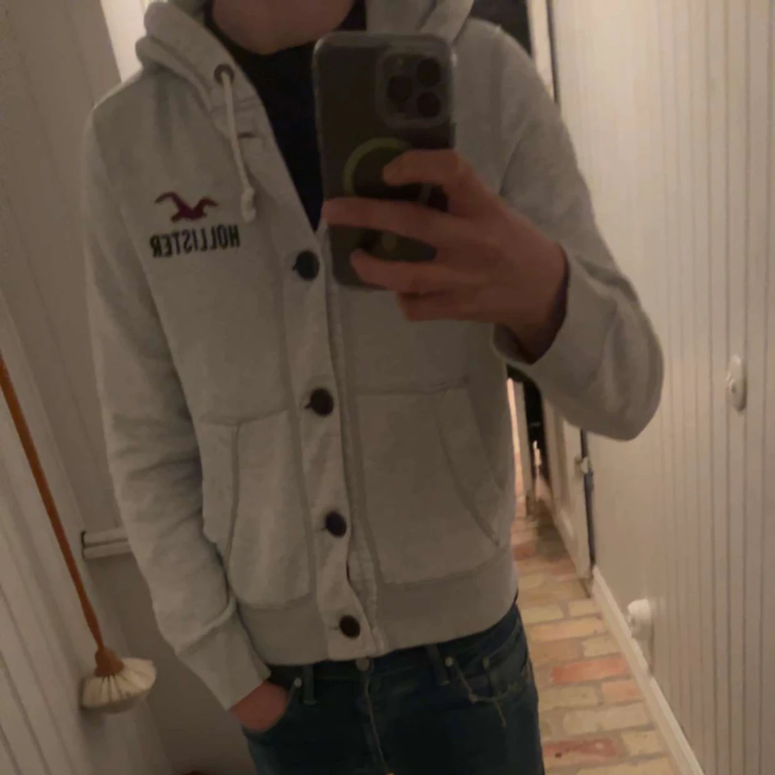 Grå hoodie från Hollister med knappar - 4