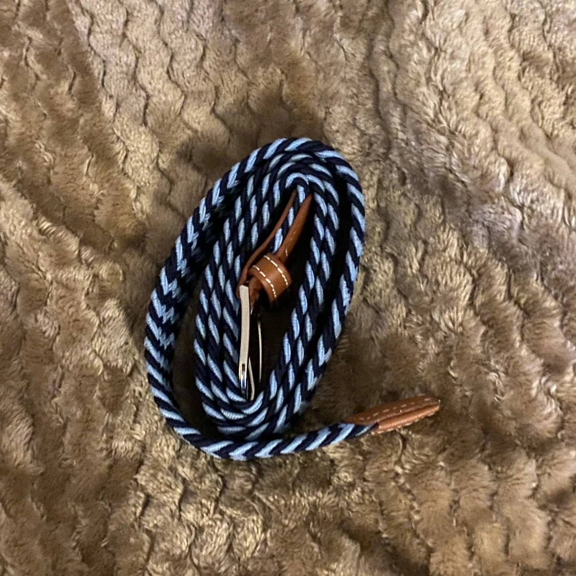 Randigt blått och vitt bälte med läderdetaljer