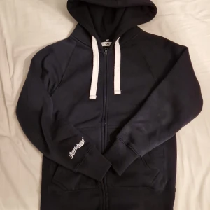 Russemerch - Jag säljer min russemerch hoodzip på grund av att den inte passar mig, har bara testat 1 gång, har aldrig använt utomhus. Pris kan diskuteras. Hör av er så snabbt som möjligt.