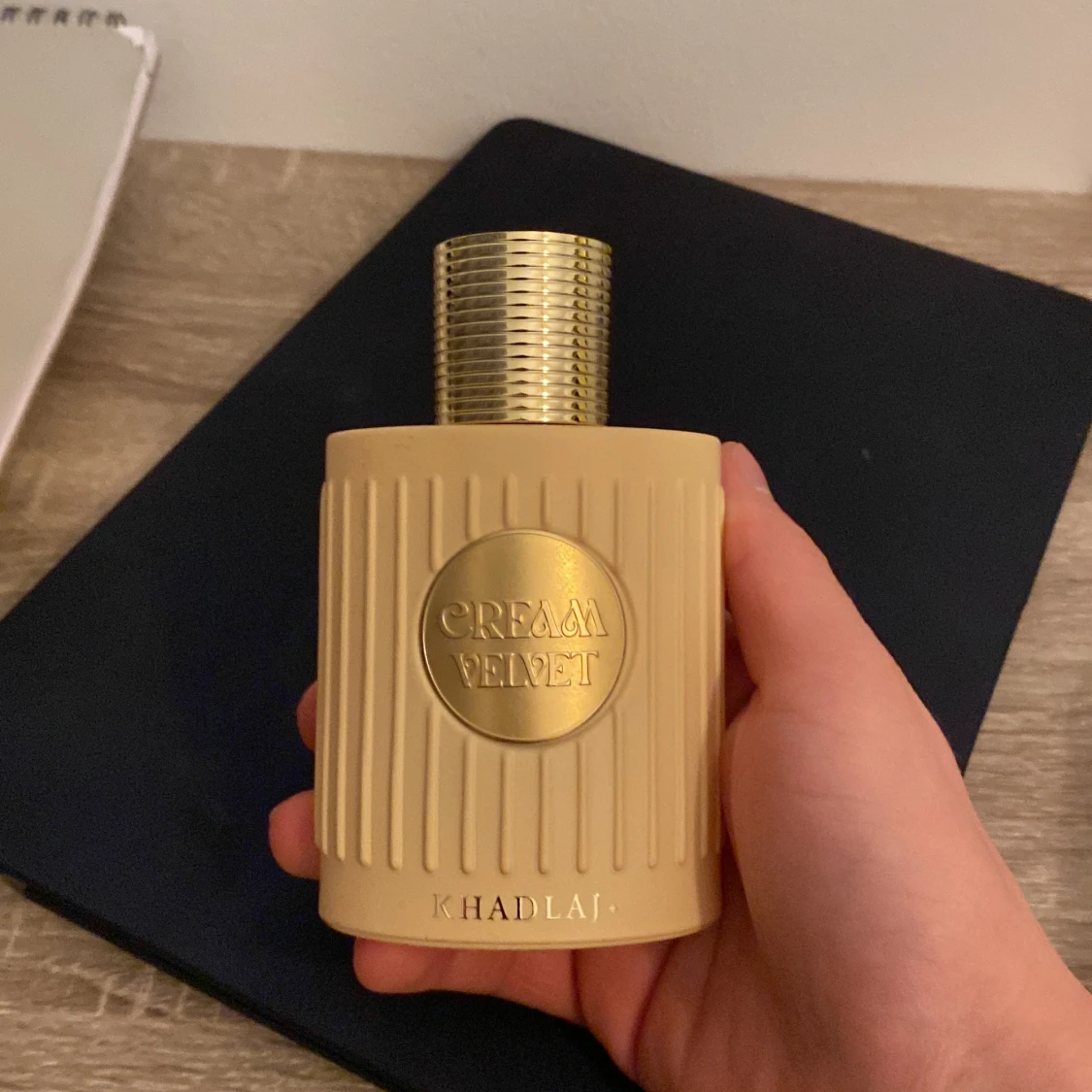 Cream Velvet parfymflaska