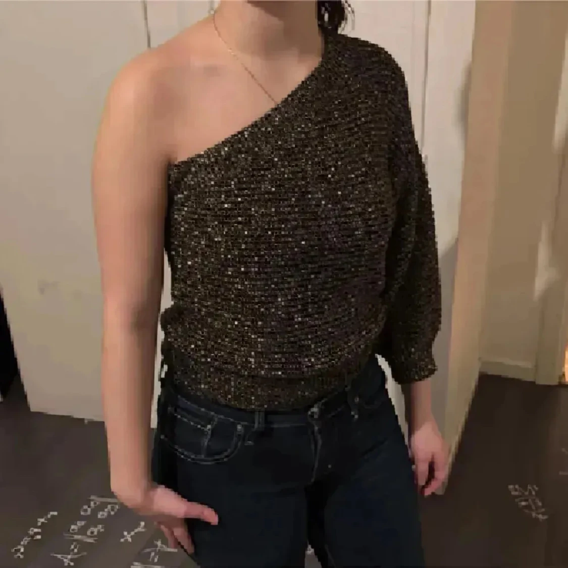 Glittrig one shoulder topp från MNG - 2