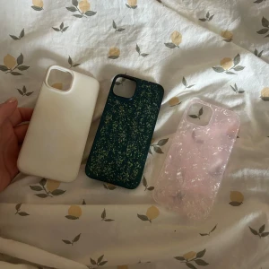 iPhone 14 Skal 3-pack - 3 skal till iPhone 14k: ett vitt, ett rosa med marmormönster och ett mörkgrönt med glitter. (Den gröna va från början svart men de är jag som hade tråkigt och måla nagellack på den)💕den rosa är oanvänd då jag har svart mobil och det syntes igenom.
