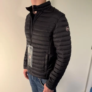 Colmar dunjacka - HELT NY | Storlek 52/L, lite liten i storleken | Allt og ingår inklusive colmar hänggalge. | Nypris: 3600kr | Hör av dig vid frågor eller funderingar! 100% Äkta✅