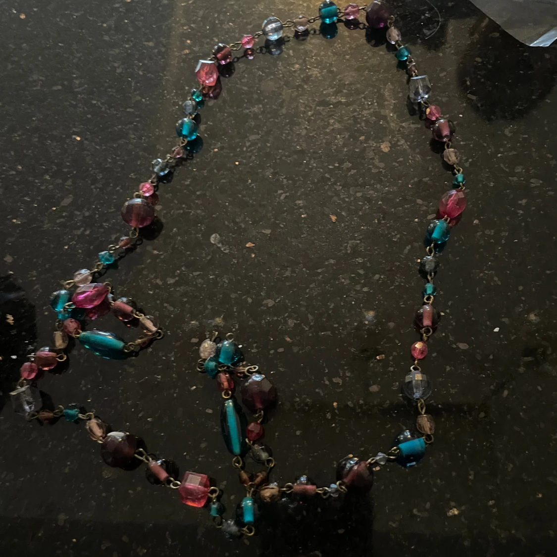 Färgglatt pärlhalsband i blått och rosa - 1