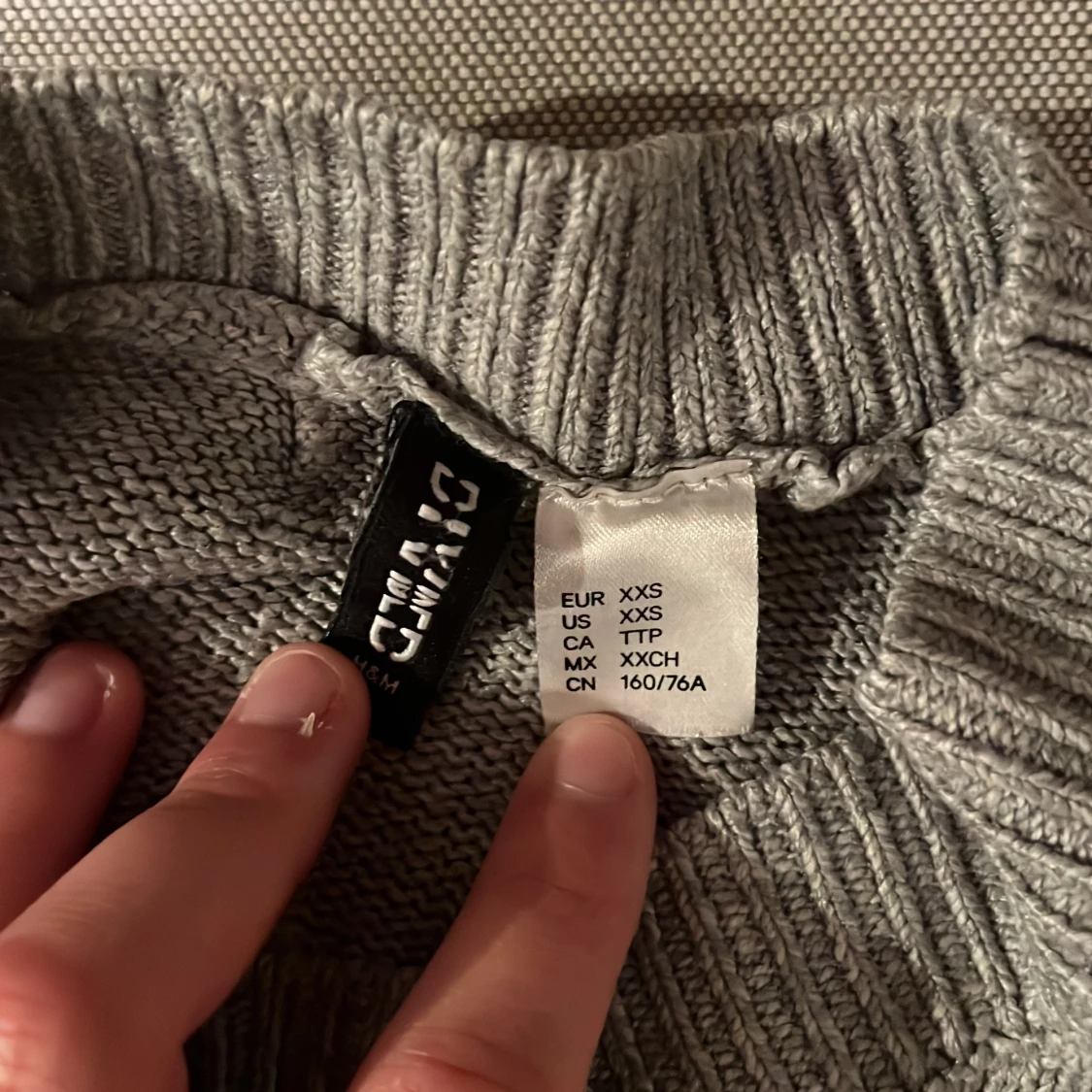 Grå croppad stickad tröja Divided - 3