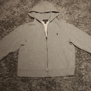 Ralph Lauren hoodie - Säljer en superfet Ralph lauren hoodie i storlek L(14-16), unisex. Vid frågor är det bara att höra av dig!😊