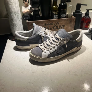 Philippe model skor - Säljer dessa philippe model skorna i storlek 41. De är i bra skick men lite smutsiga. Priset kan diskuteras. Vill du ha mer info så skriv till mig.