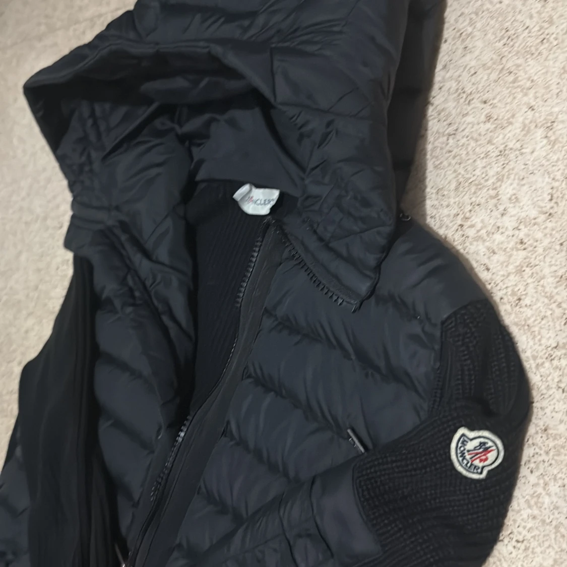 Svart dunjacka från Moncler med huva