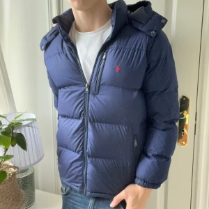 Ralph Lauren dun jacka  - Ralph Lauren dun jacka storlek Xl 18-20 vilket motsvarar storlek S i herr. Inga defekter! Modellen är 180 cm 75 kg! ✌️