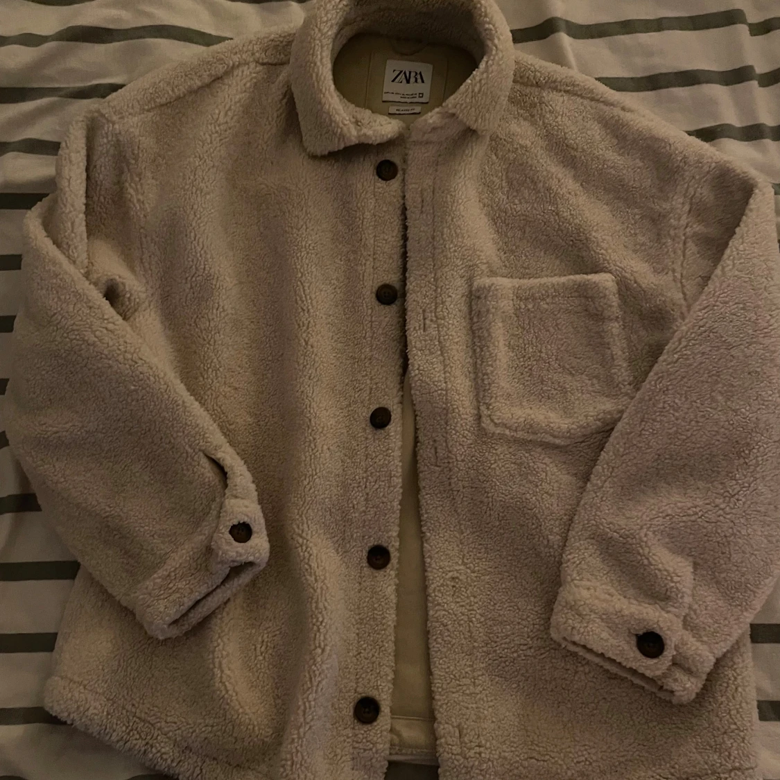 Beige teddyjacka från Zara L-XL