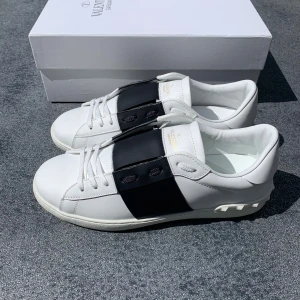 Valentino open svart - Ett par riktigt feta valentino open i storlek 44, allt på bilderna fås med, skickar samma dag!