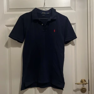 Nästan ny Polo Ralph Lauren t-shirt - Stilig mörkblå äkta t-shirt från Polo Ralph Lauren. Extremt bekväm och stilig till skolan eller vardag. Passformen för 10-12 ( M) inga tecken på solblekning eller andra defekter, nästan som ny ✨ NYPRIS 1 095kr 