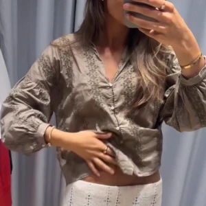 Blus med broderi - Säljer blus med broderi i khaki grön färg🥹