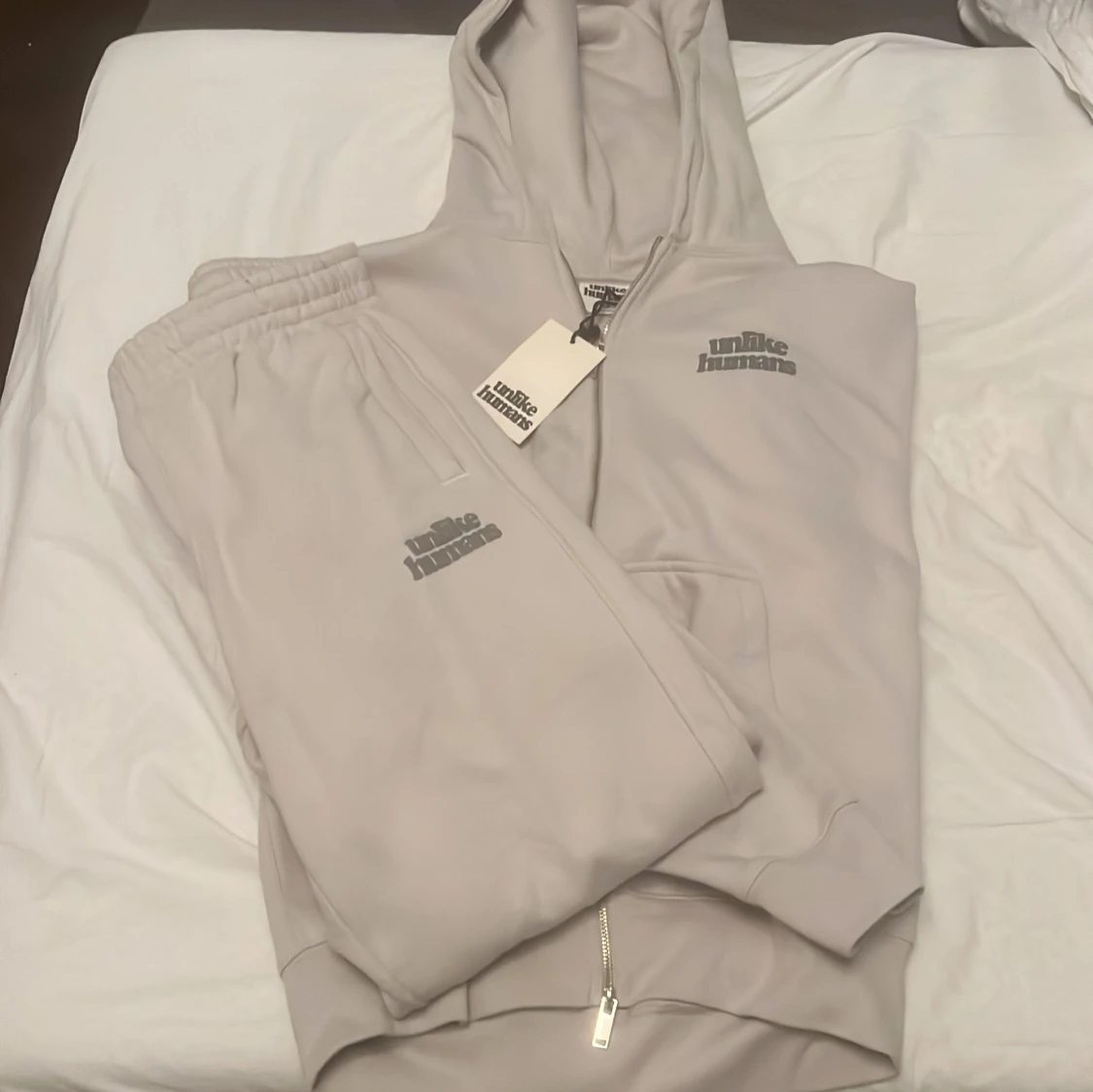 Unlike Human hoodie och byxor set—pris kan diskuteras