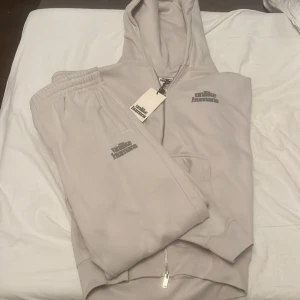 Unlike Human hoodie och byxor set—pris kan diskuteras - Säljer ett bege Unlike Human mjukisset, riktigt skönt och nästan helt oanvända. Byxorna används ca tre gånger och hoodie är helt oanvänd 
