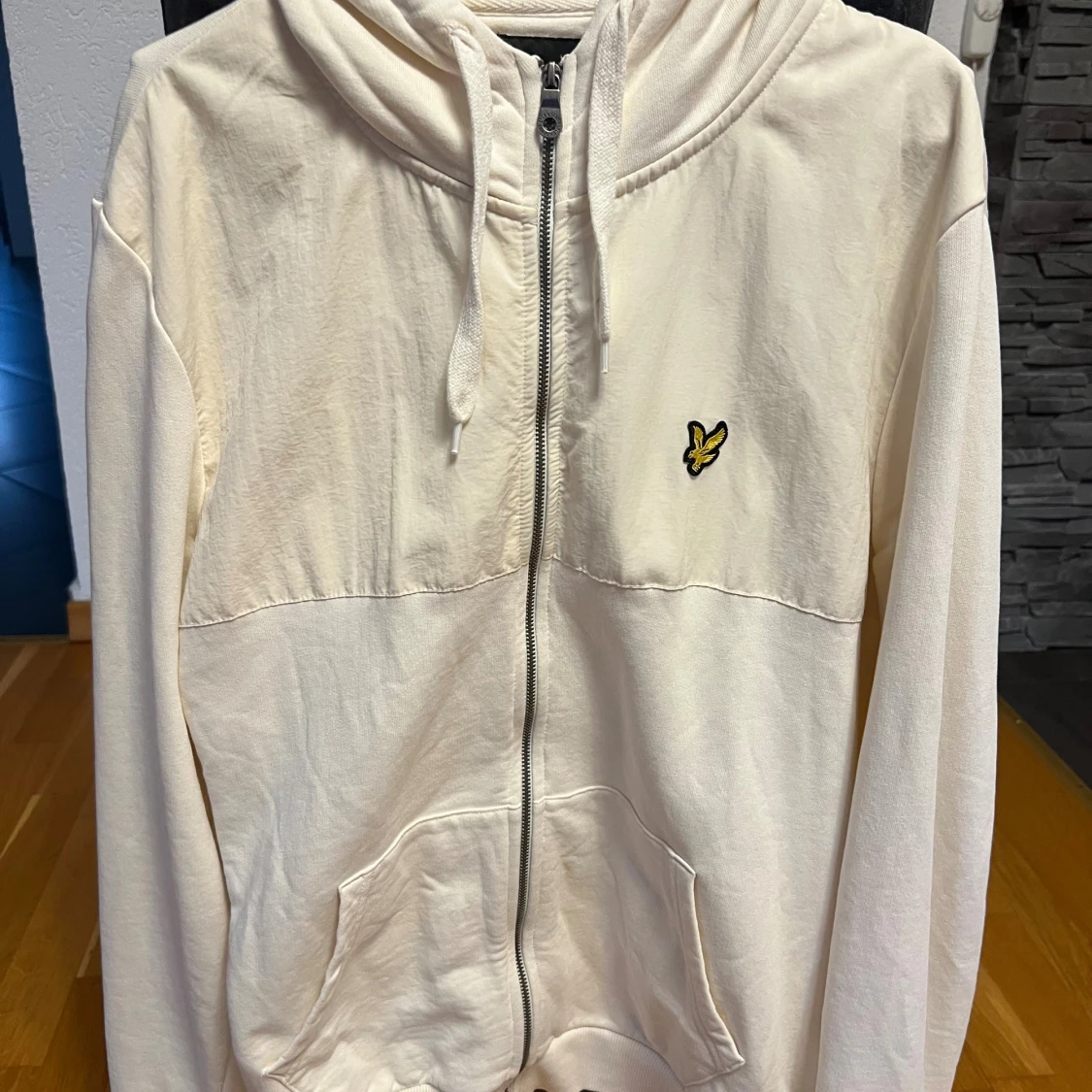 Vit hoodie från Lyle & Scott med dragkedja