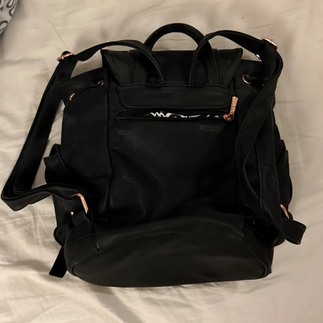 Svart ryggsäck  - 1