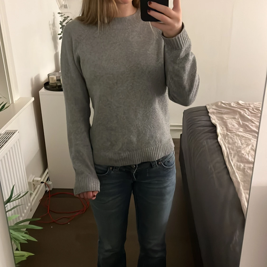 Grå stickad tröja  - 1