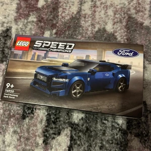 LEGO Speed Champions Ford Mustang Dark Horse 76920 - Bygg din egen Ford Mustang Dark Horse med detta LEGO Speed Champions-set! Oöppnad förpackning, perfekt skick. Passar för bilentusiaster och LEGO-samlare från 9 år och uppåt. Innehåller autentiska detaljer och snygg design.