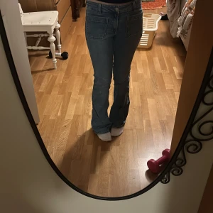 Lager 157 blå bootcut jeans - Säljer ett par klassiska Lager 157 jeans i blå tvätt med bootcut passform. Jeansen är mid waist, bootcut.