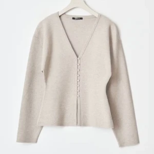 Shaped cardigan från gina - Superfin beige kofta från Gina med v-ringning och snygga klädda knappar framtill. Långärmad och i mjukt stickat material, perfekt för lager-på-lager. Sitter normal och har en stilren look som passar till allt.