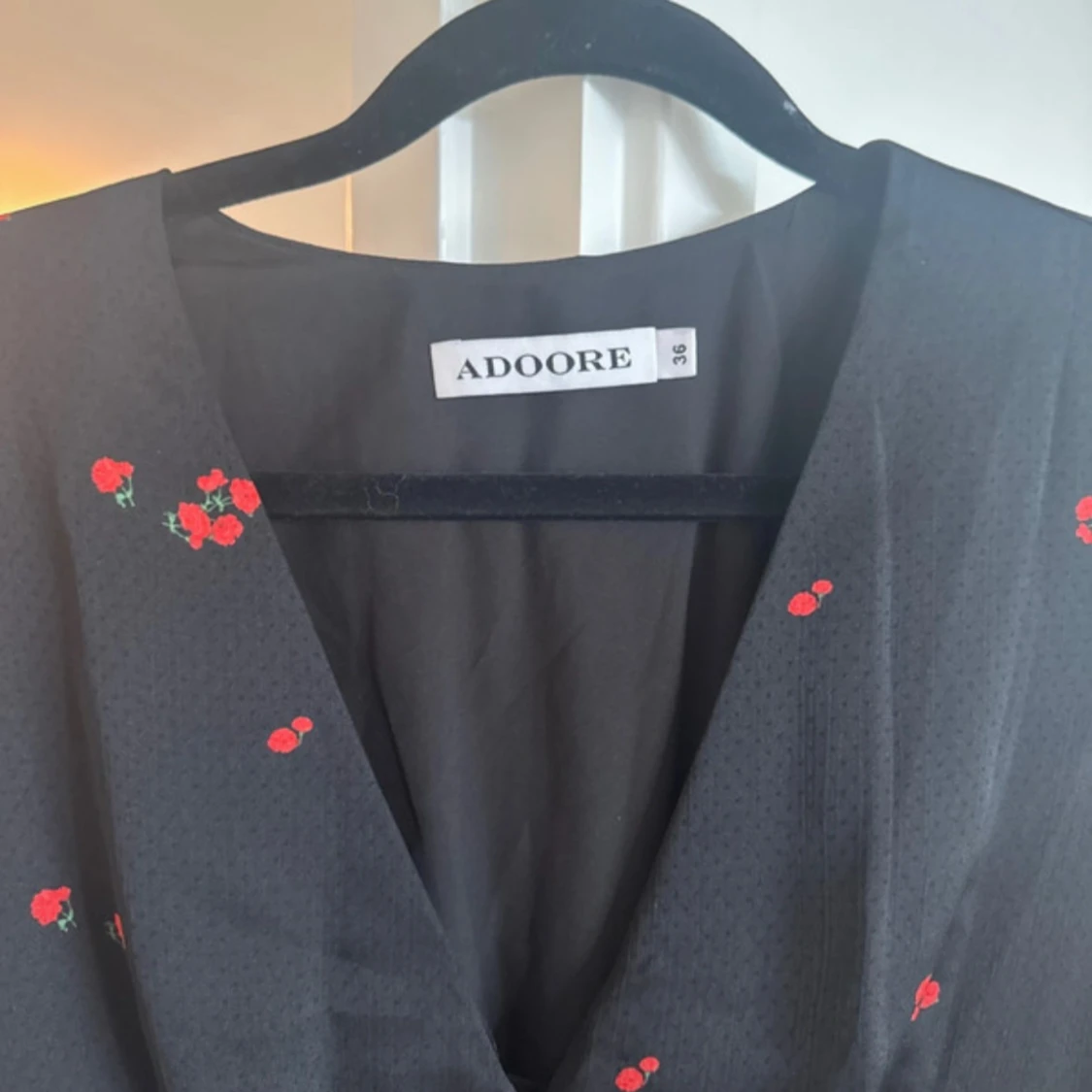 Svart långklänning med blommor från Adoore - 1