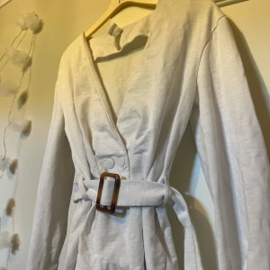 Vit omlott tröja med bälte - Köpt från H&M, jätte fin!🤍 knappt använd