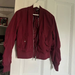 Vinröd bomberjacka  - Storlek S