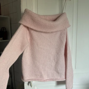 Ljusrosa off shoulder Gina Tricot - Supermysig ljusrosa stickad polotröja från Gina Tricot i storlek S. 