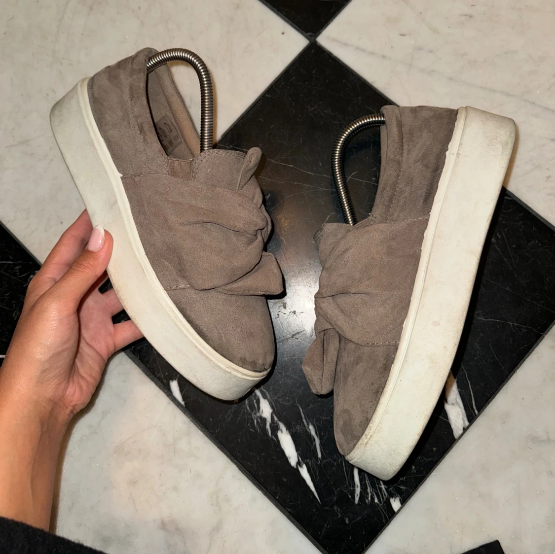 Beige mocka sneakers med rosett - 1