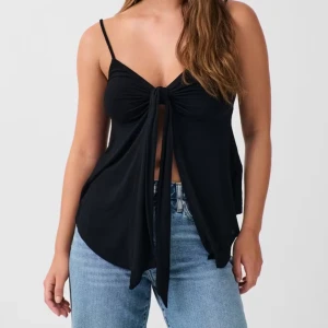 Svart linnetopp med knyt - Svart linnetopp från Gina Tricot med smala axelband och snygg knytning framtill. Priset går att diskutera💕