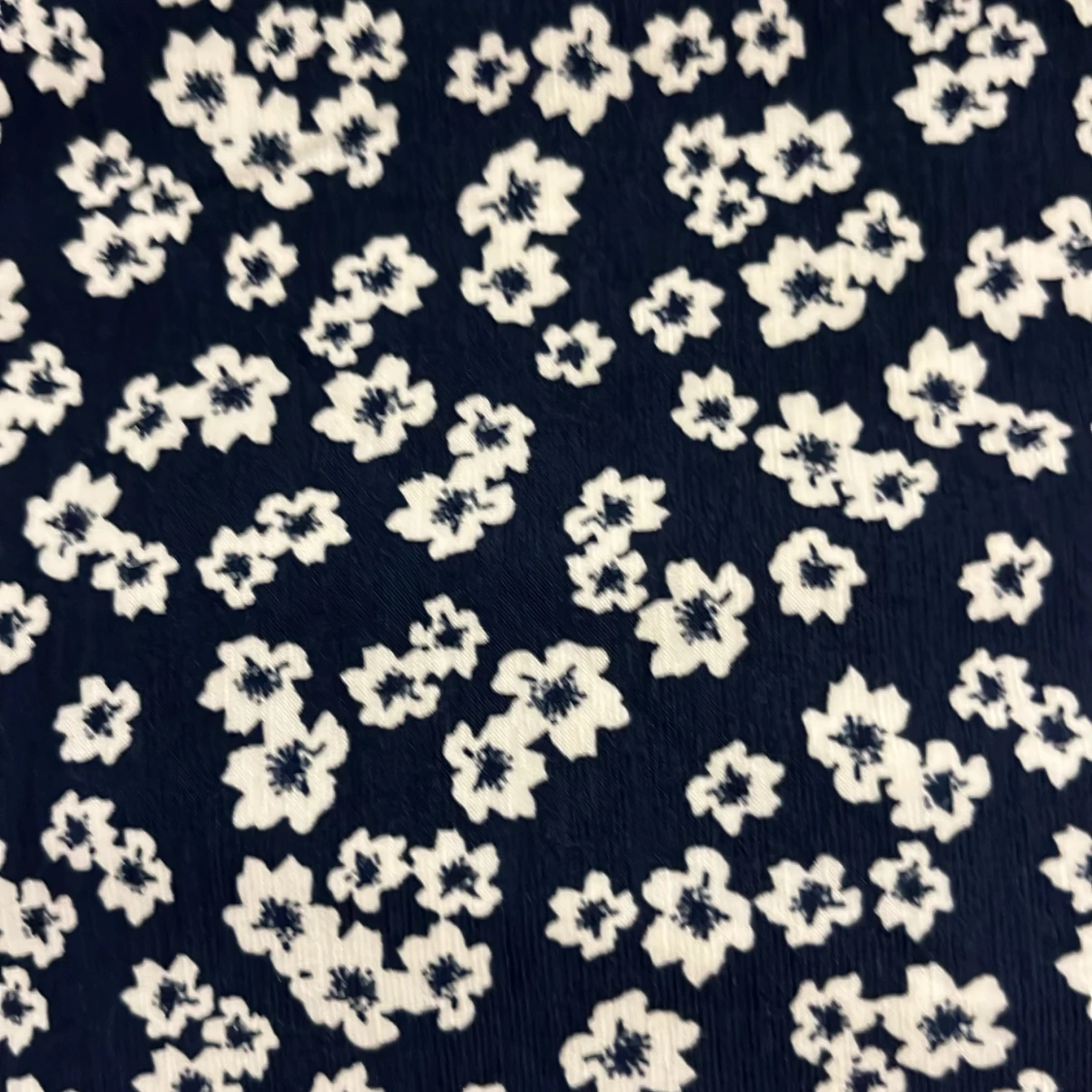 Marinblå blommig långklänning med slits - 3