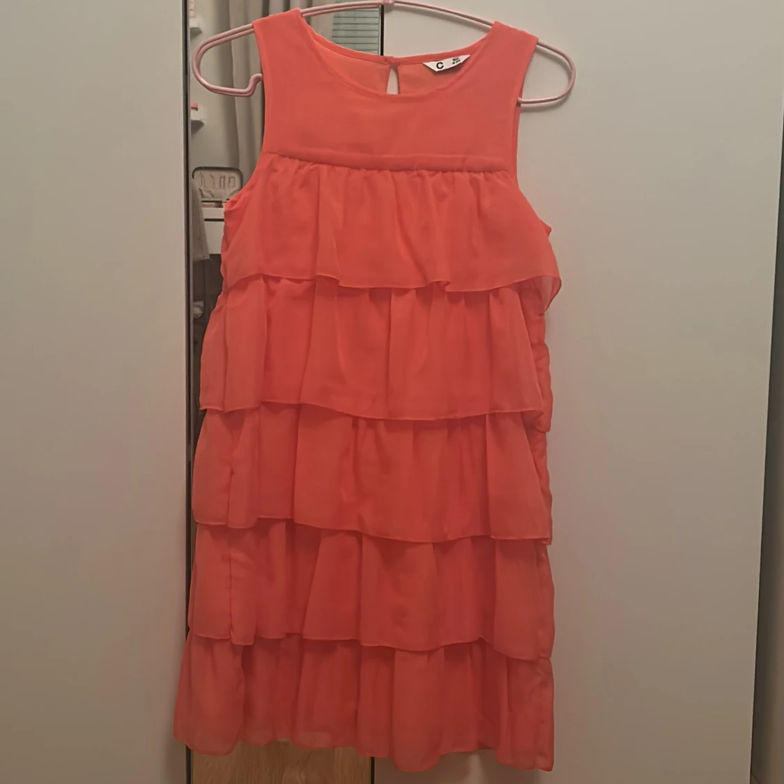 Korallfärgad volangklänning