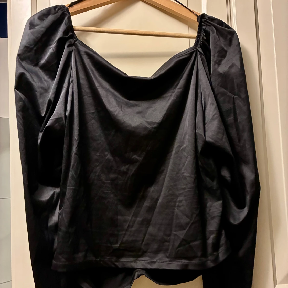 Svart omlottopp från Gina Tricot - 2