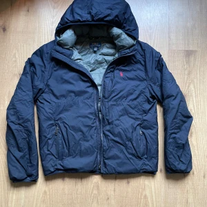 Ralph Lauren jacka - Skön och snygg Skick 9/10 Har en påse fickpåse som man enkelt kan packa ner jackan i (se bild) Tveka inte att fråga om ni tänker på något!