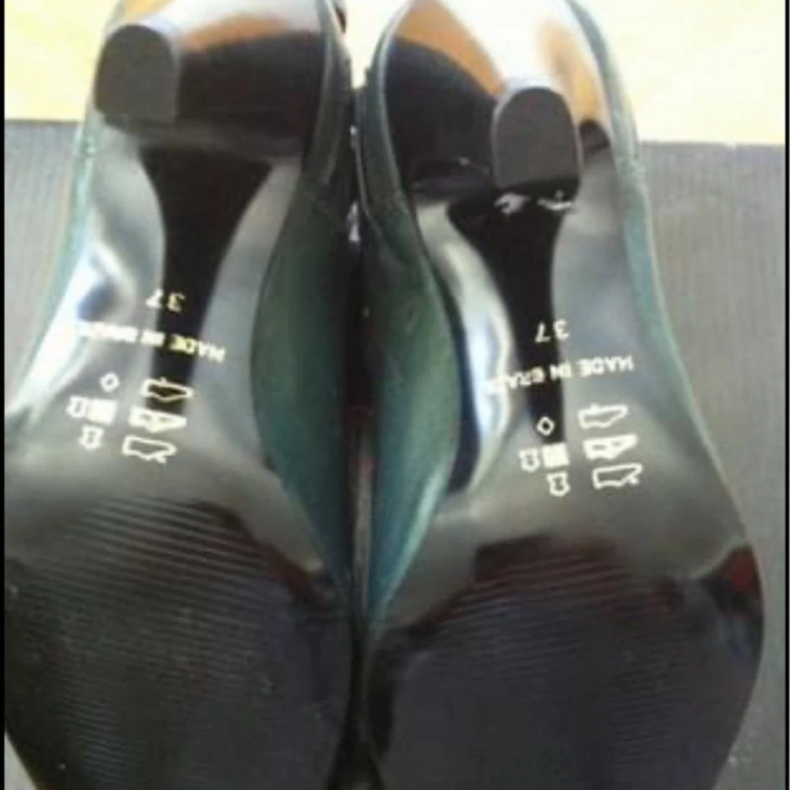 Svarta stövletter med volangdetalj skinn/läder - 2