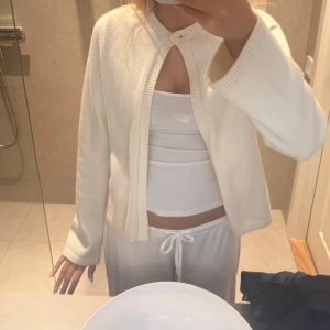 Cardigan från Gina - Beige cardigan från Gina med knapp storlek xs❤️‍🔥