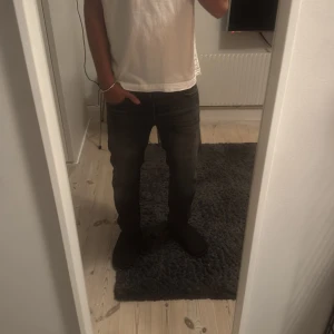 Mörkgrå  jeans från Jack & Jones - Säljer ett par mörkgrå jeans från Jack & Jones med snygg tvättad look och klassisk femficksdesign. Jeansen har rak passform och normal midja, tillverkade i slitstarkt denim. Perfekta för dig som gillar stilrena och tidlösa jeans. OG pris 900 mitt pris 400