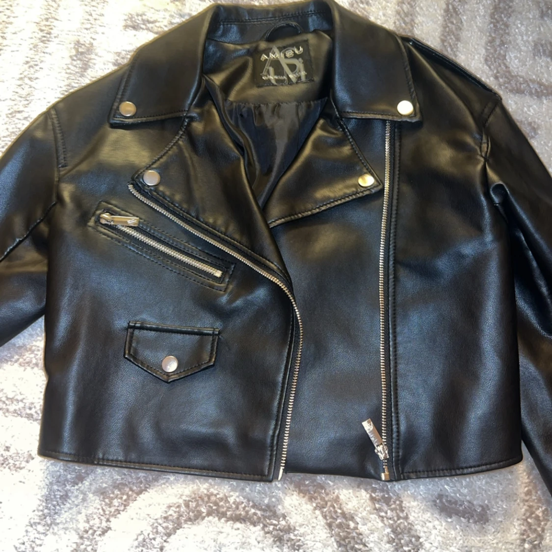 Svart croppad skinnjacka från Amisu  - 1