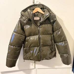 Mörkgrön pufferjacka från Nelly - Säljer nu min gröna puffer jacka från Nelly (slutsåld) då den inte passar min still använd 2 gånger, inköpt för 2 månader sedan🩷