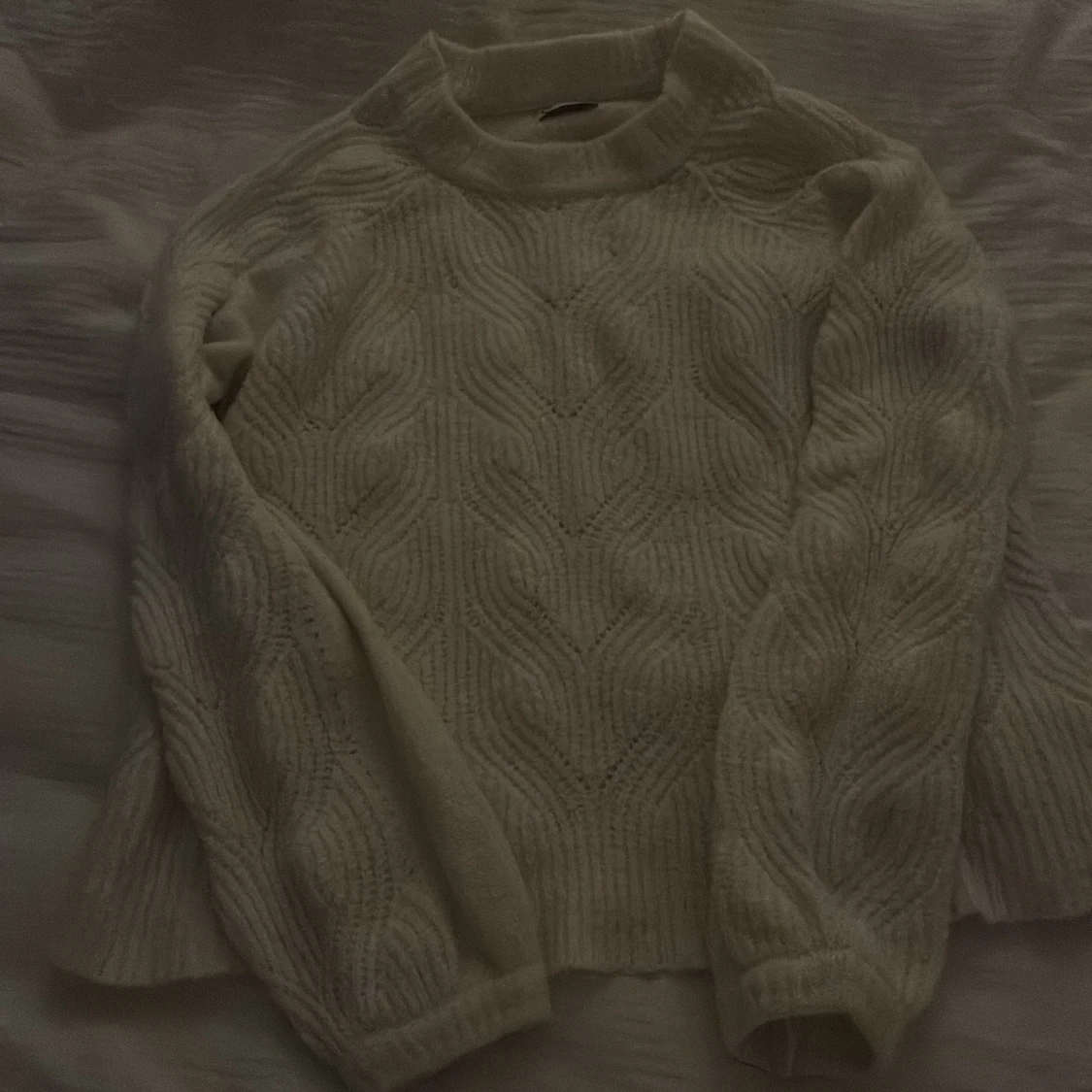 Beige stickad tröja med strukturmönster - 1