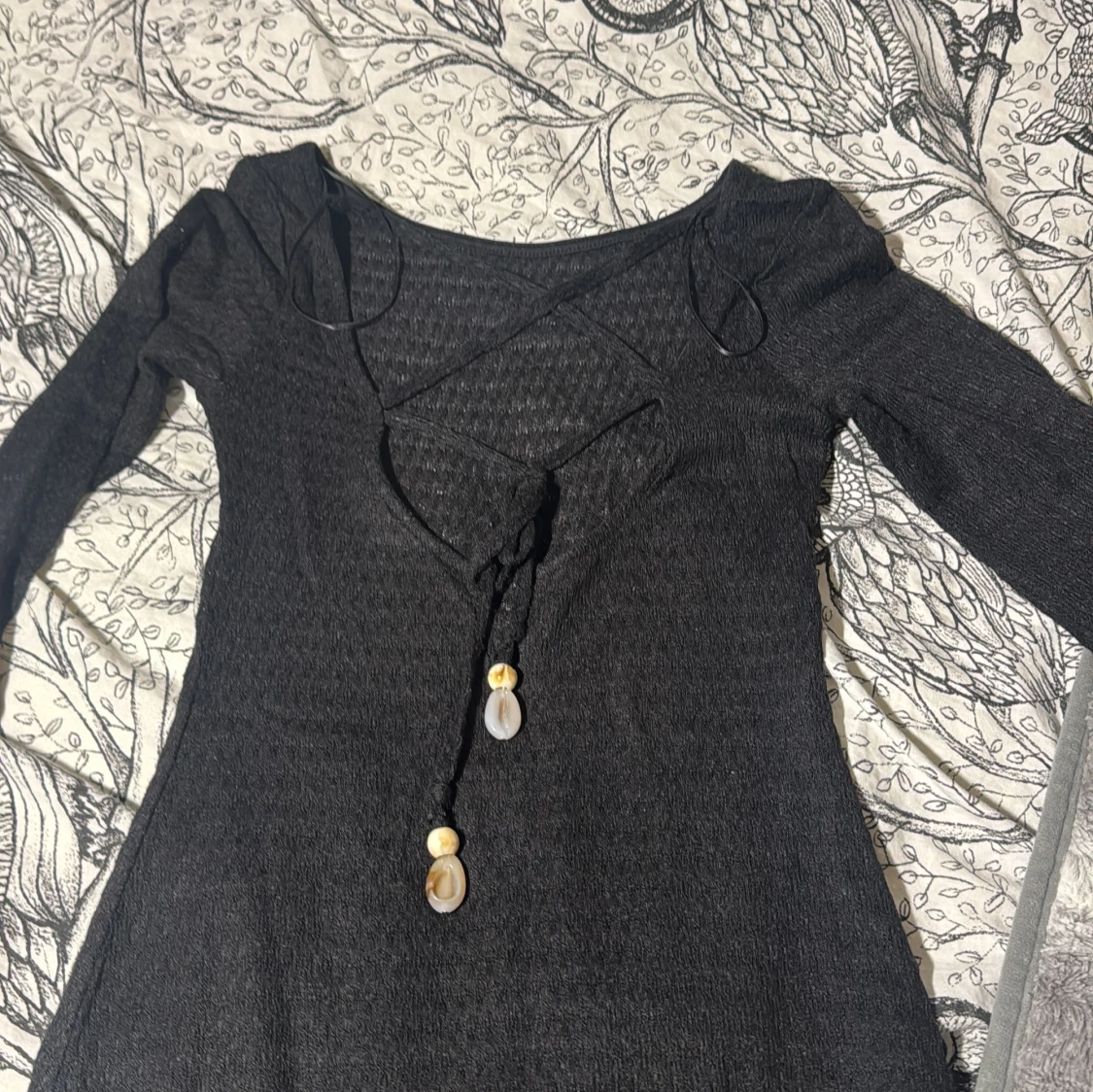 Svart långärmad klänning med snörning - 2