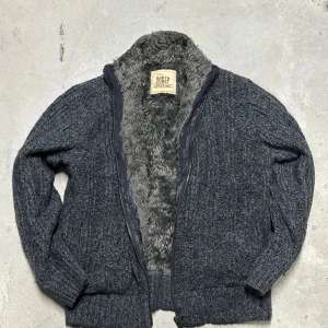 Kofta eller cardigan med päls  - Säljer nu denna extremt eftertraktade och sällsynta kofta eller cardigan med päls ! Grymt skick, inga defekter - ser exakt ut som på bilderna! Storlek M! Skriv gärna vid frågor 💬✌️