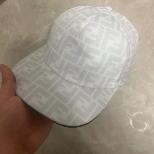 Fendi Keps - Skön Fendi keps, helt felfri och knappast använd. Den säljs pga brist på användning. Hör av vid minsta. Ny pris: 4500kr