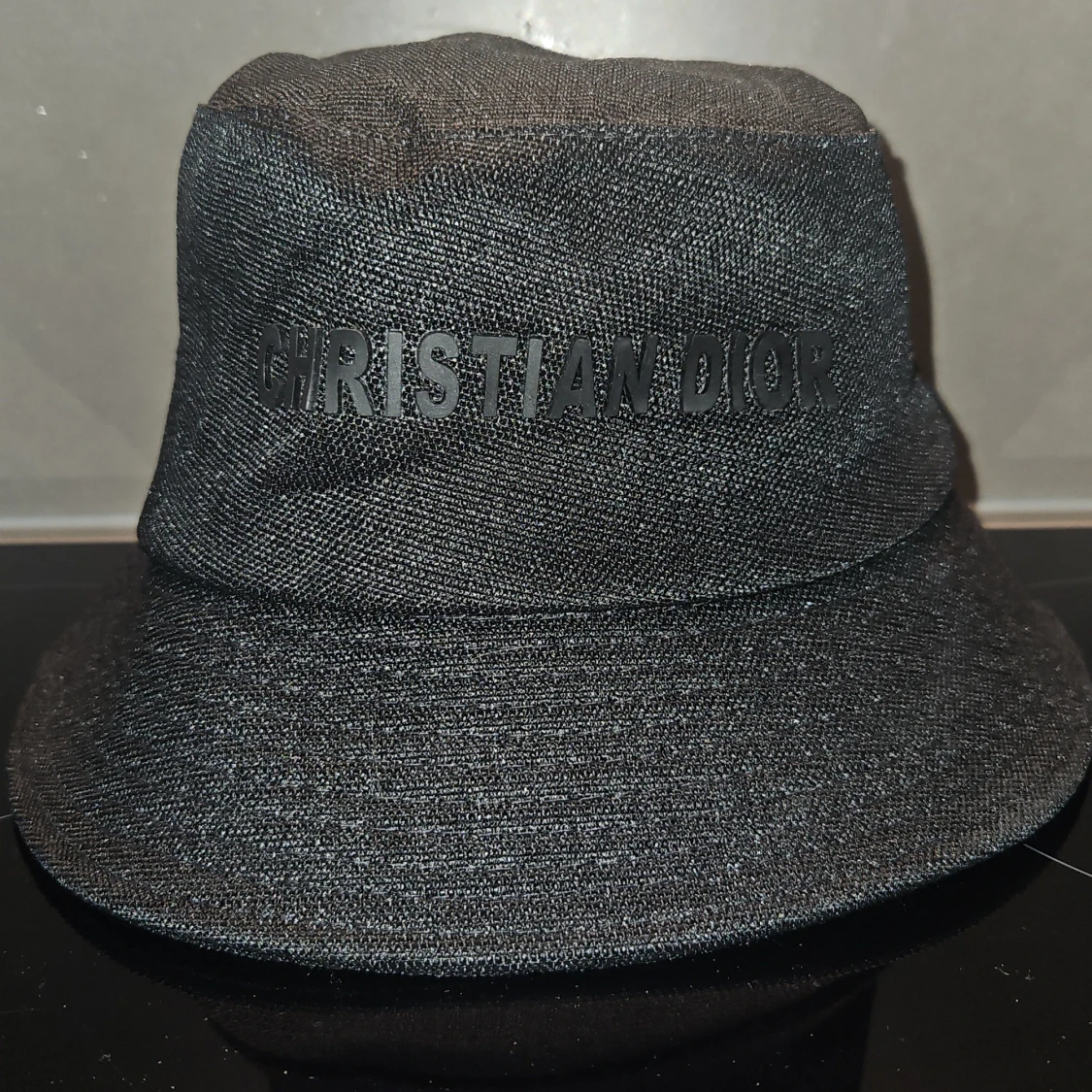Svart bucket hat från Christian Dior