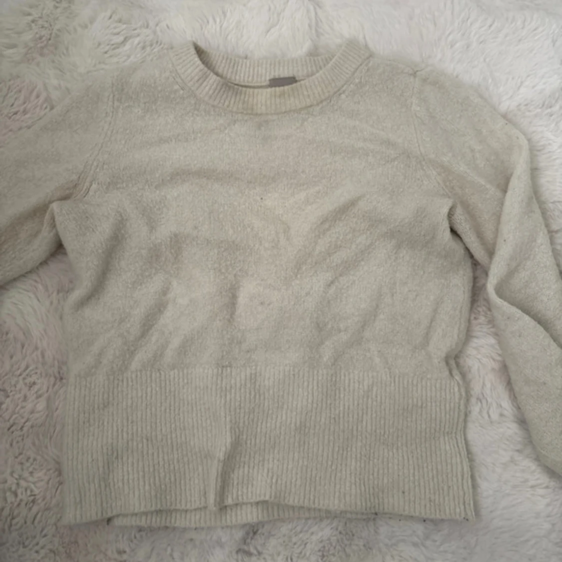 Beige stickad tröja med ribbad kant