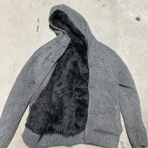 Cardigan eller kofta med päls eller fodring  - Säljer nu denna extremt eftertraktade och sällsynta cardigan eller koftan med päls eller fodring! Grymt skick, inga defekter - ser exakt ut som på bilderna! No size men ungefär Storlek M! Skriv gärna vid frågor 💬✌️